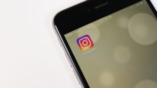 Instagramアプリアイコンが映ったiphone